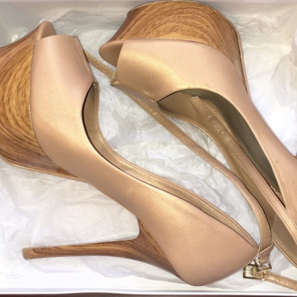 Size 9 Nude pumps!!!